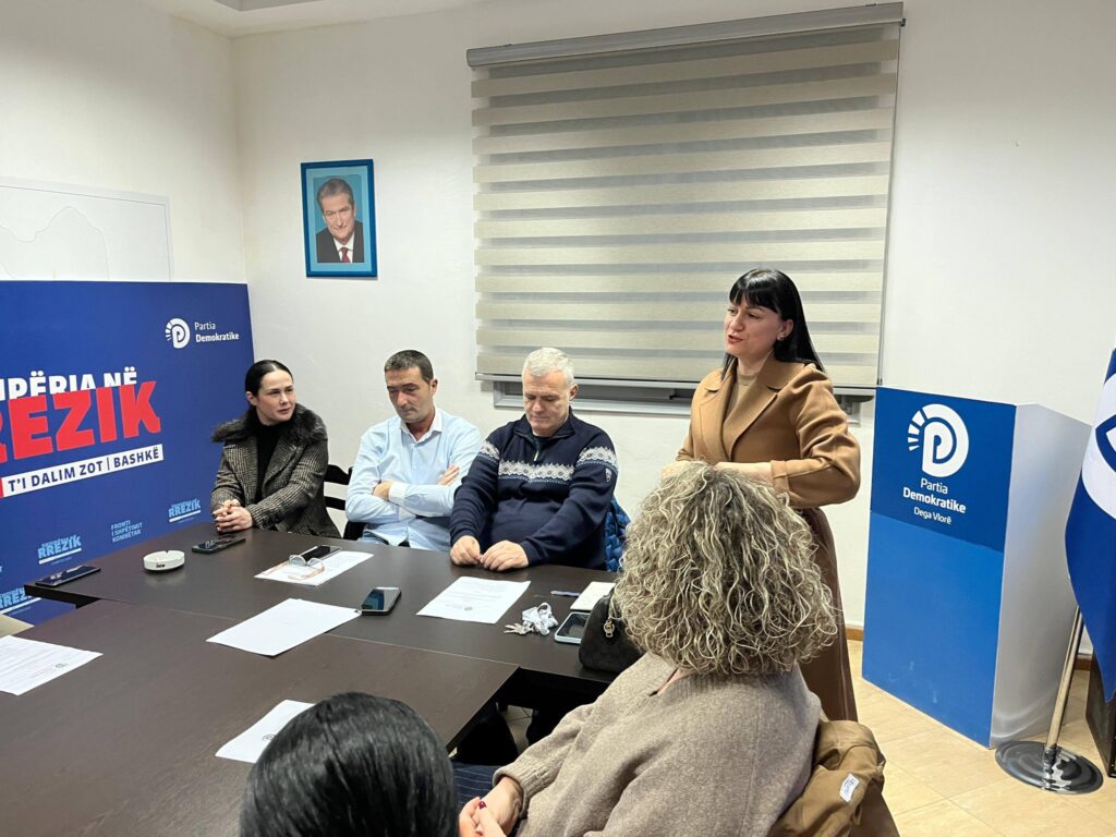 Sot, datë 5 dhjetor 2025, së bashku me Kryetarin e PD-së, dega Vlorë, z.Hysni Sharra, Sekretaren Politike të degës, znj. Nada Mecorapaj dhe Nënkryetaren e PD-së Vlorë, znj. Nada Daullja, zhvilluam mbledhjen e kryesisë së Partisë Demokratike dega Vlorë.