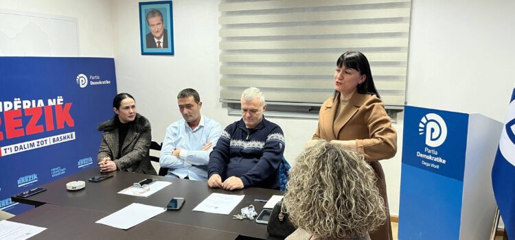 Sot, datë 5 dhjetor 2025, së bashku me Kryetarin e PD-së, dega Vlorë, z.Hysni Sharra, Sekretaren Politike të degës, znj. Nada Mecorapaj dhe Nënkryetaren e PD-së Vlorë, znj. Nada Daullja, zhvilluam mbledhjen e kryesisë së Partisë Demokratike dega Vlorë.